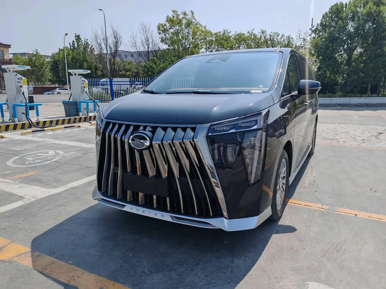 Open image lightbox: Chuanqi 2026 M8 Double Engine 2.0T Distinguished Edition Automatic Gear