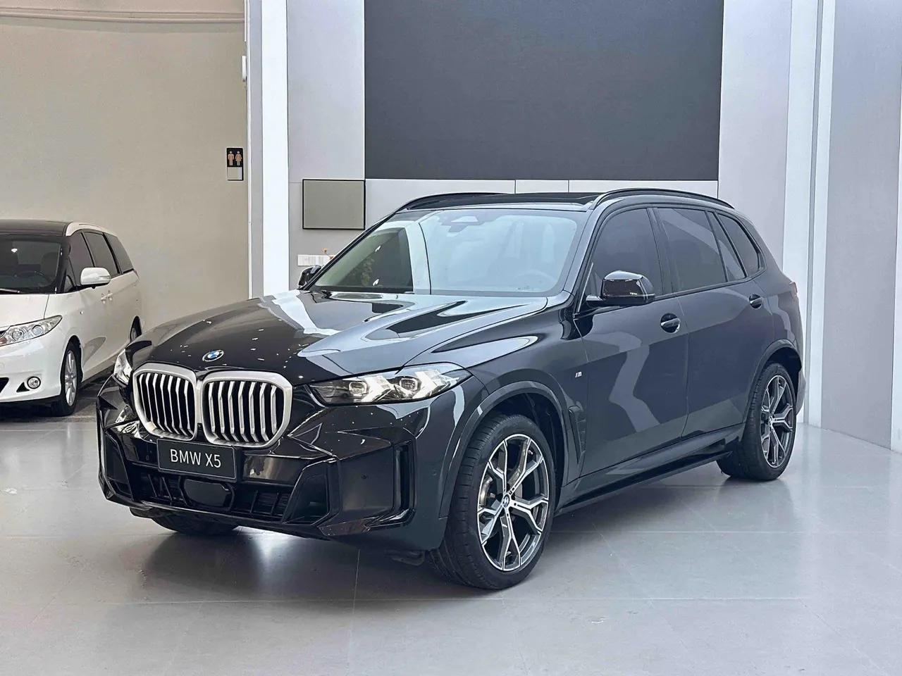 BMW 2023 X5 xDrive30Li 48V 2.0T exclusive m sports obsidian night suit automatic gear - View 1