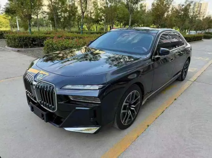 Открыть галерею: BMW 7 Series (Imported) 2023 735Li 48V 3.0T M Sports Suit Automatic Gear