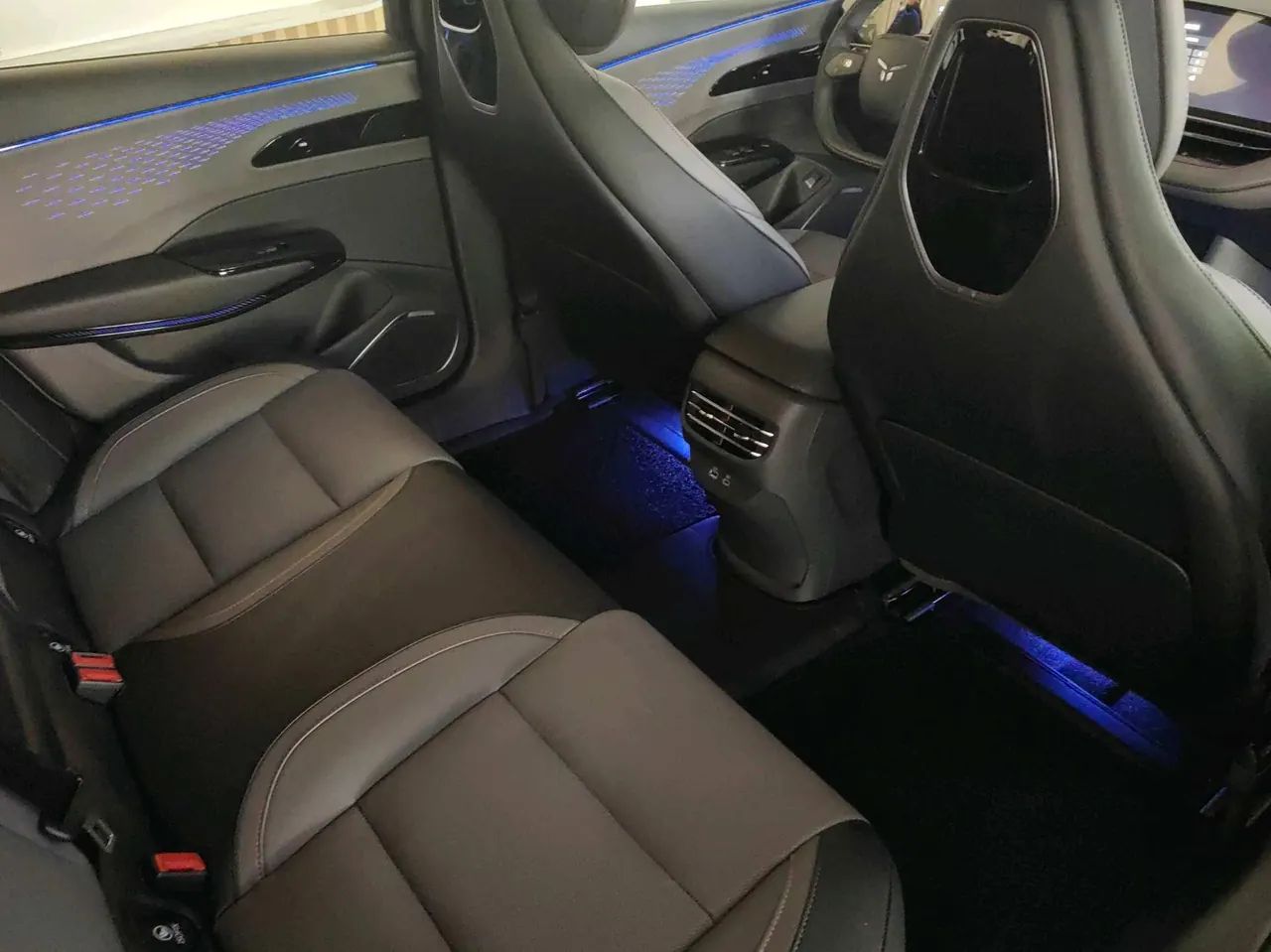 HongQi 2025 EH 7 640 4-wheel drive intelligent automatic gear 7