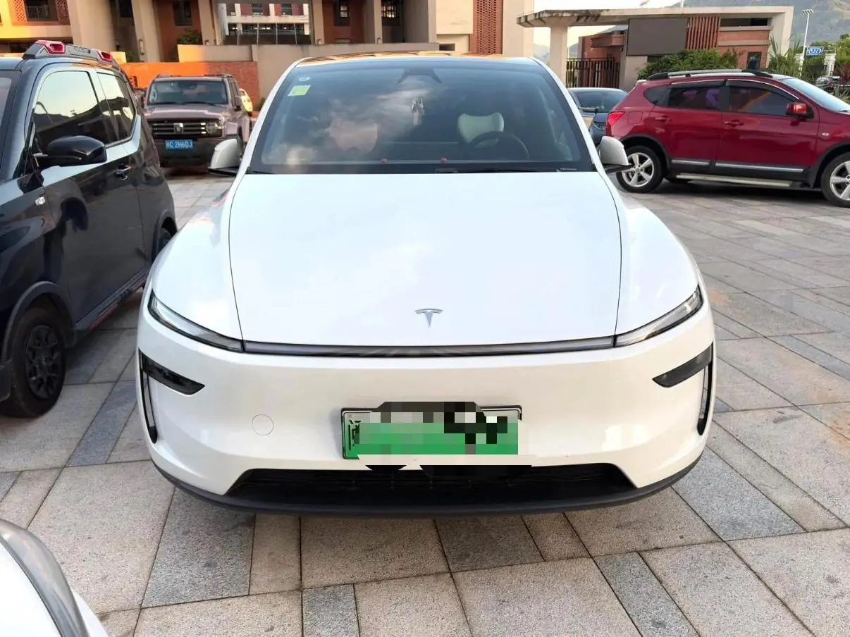 Tesla 2026 Model Y Rear-Wheel-Drive Automatic 2