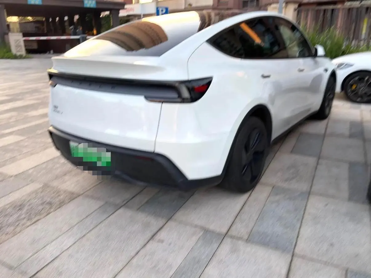 Tesla 2026 Model Y Rear-Wheel-Drive Automatic 3