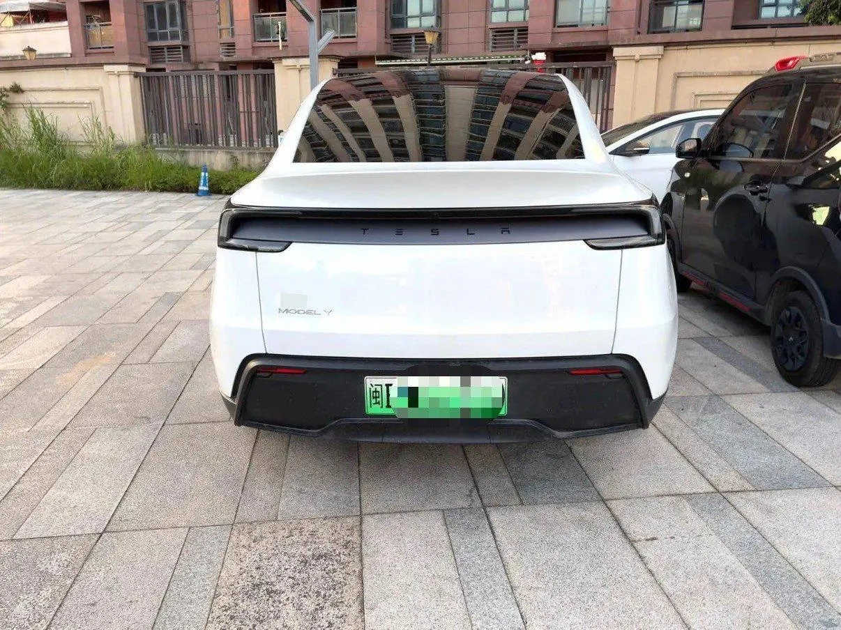 Tesla 2026 Model Y Rear-Wheel-Drive Automatic 8
