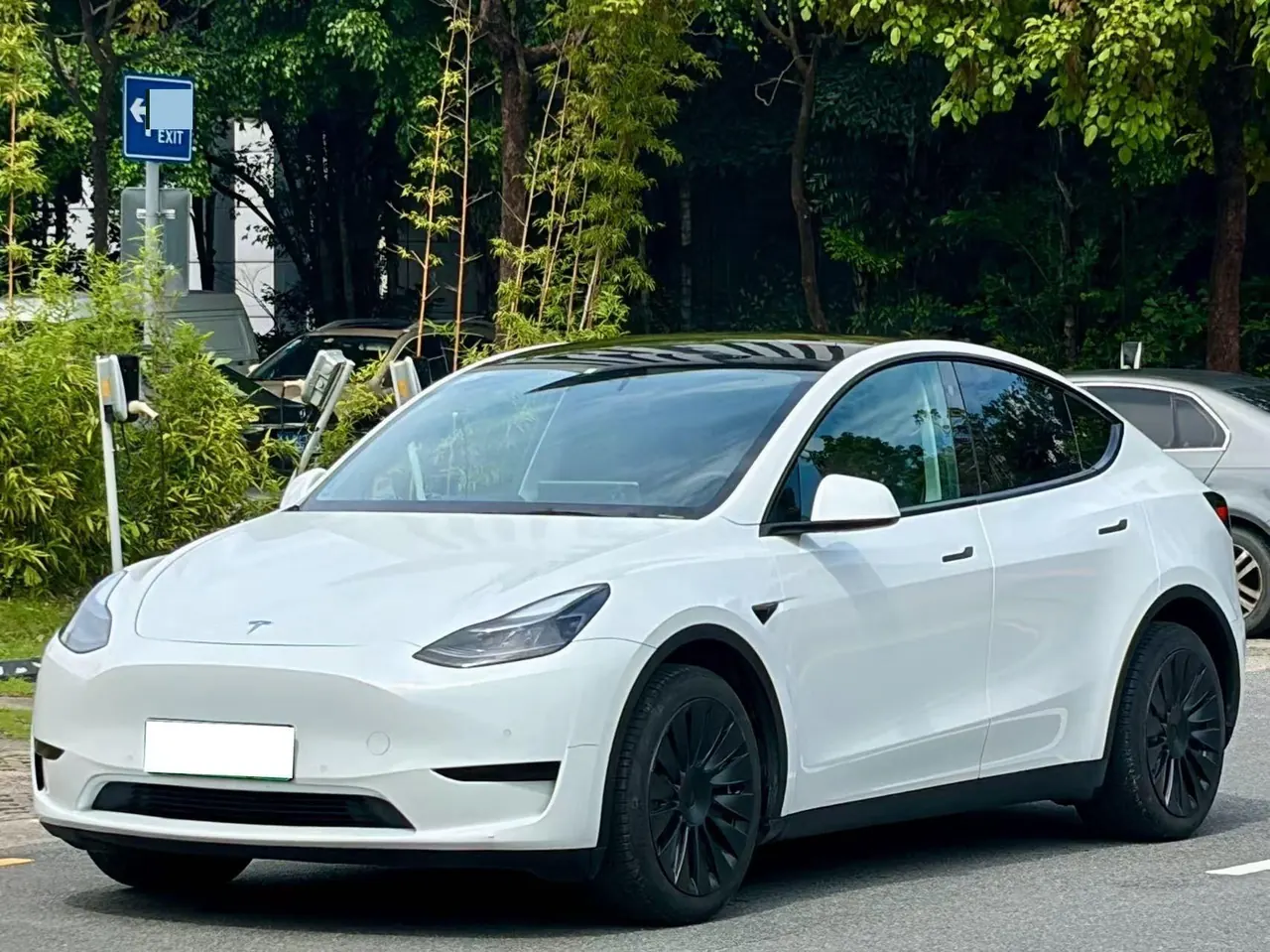 Tesla 2022 Model Y rear-wheel drive version automatic transmission - View 1