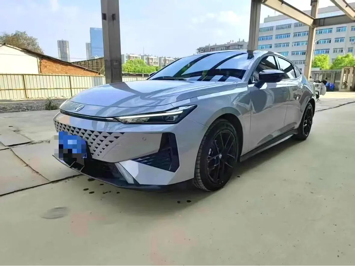 ChangAn 2024 UNI-V 1.5T Prestige Automatic - View 1