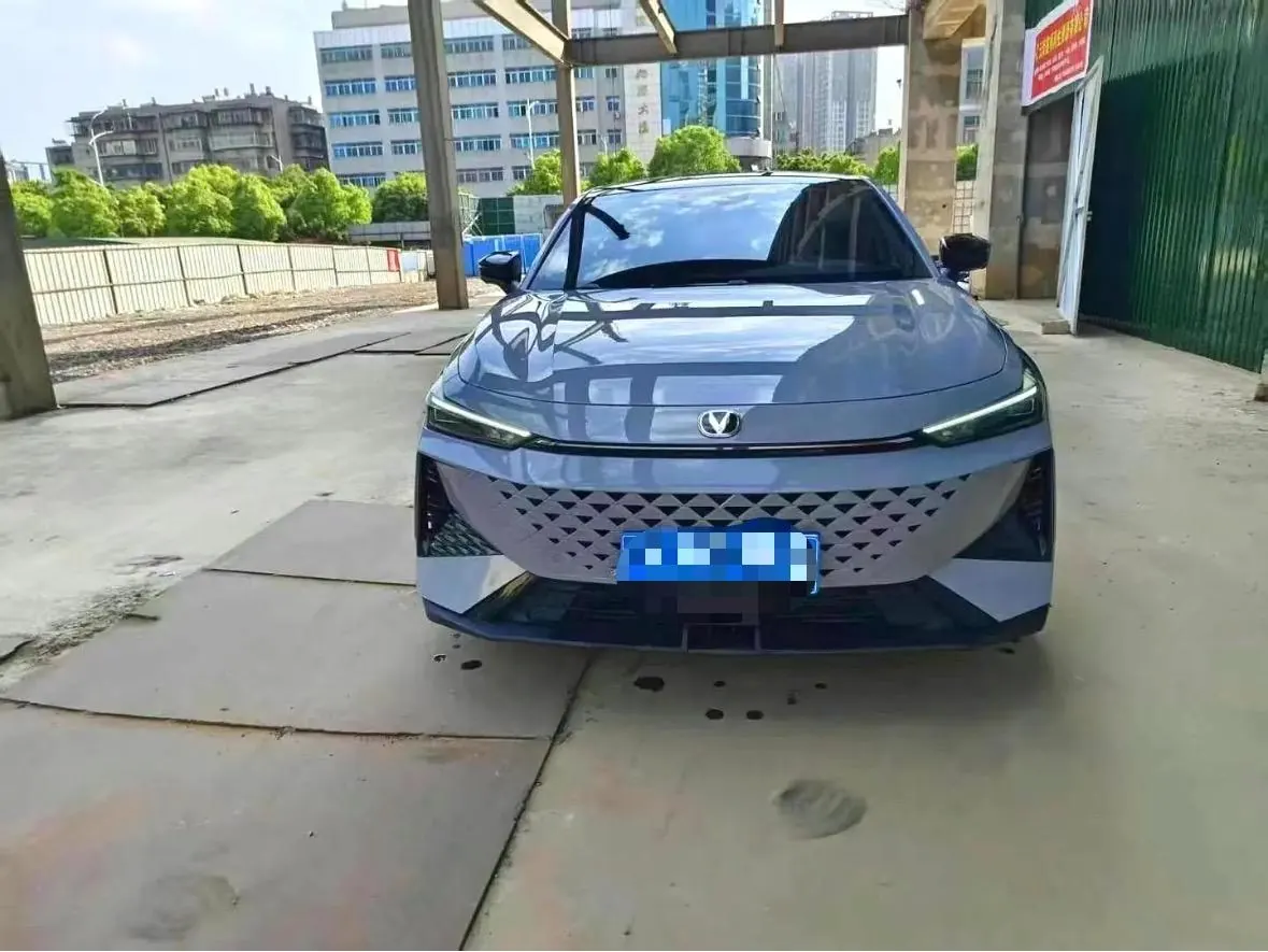 ChangAn 2024 UNI-V 1.5T Prestige Automatic 2