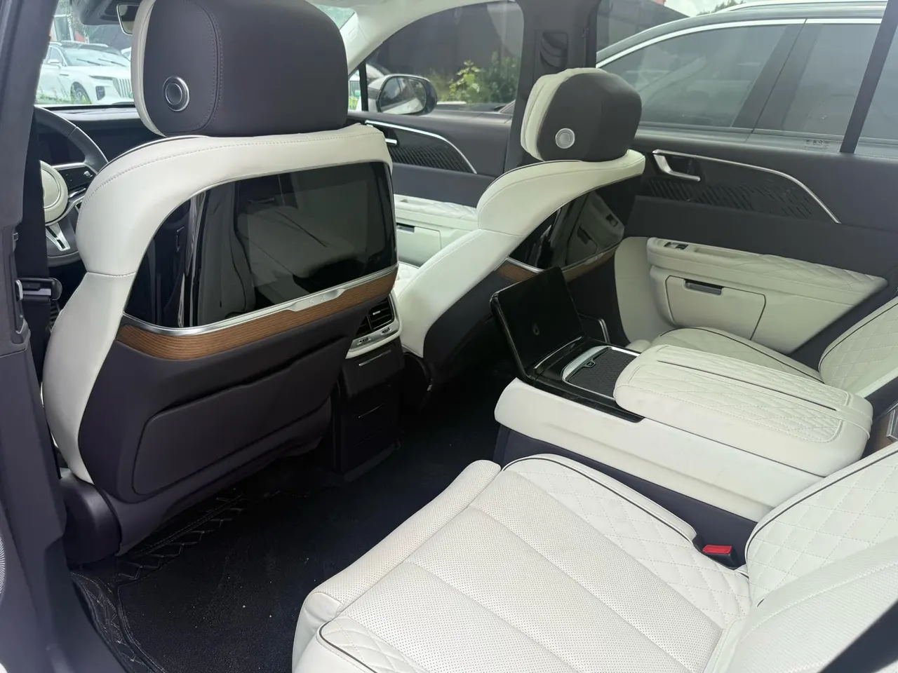 HongQi 2022 E-HS 9 660km Flag Collar Edition 4-seat Automatic Gear 5