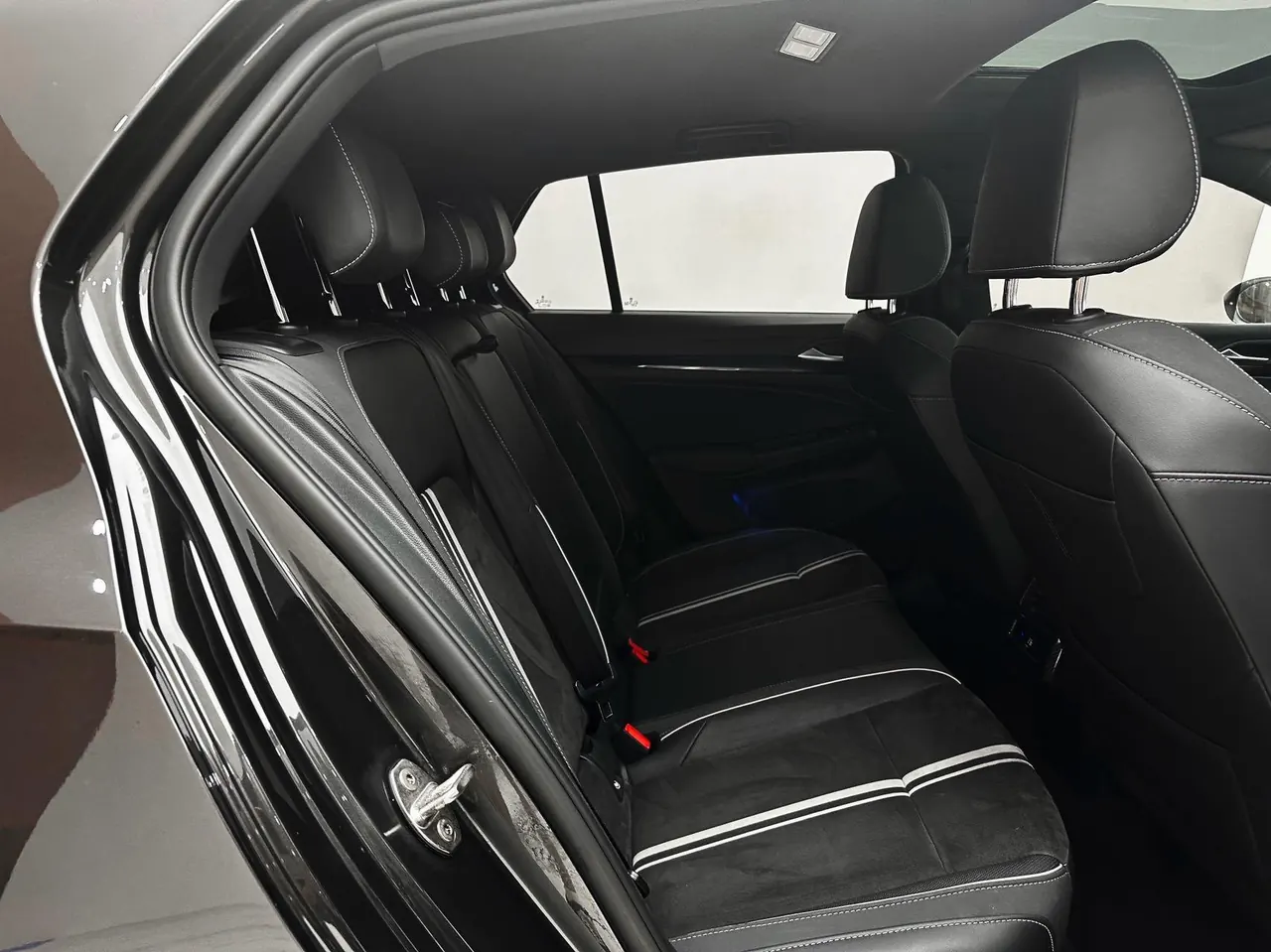 Volkswagen 2021 Golf 8 R-Line 1.4TSI 280TSI Automatic 15