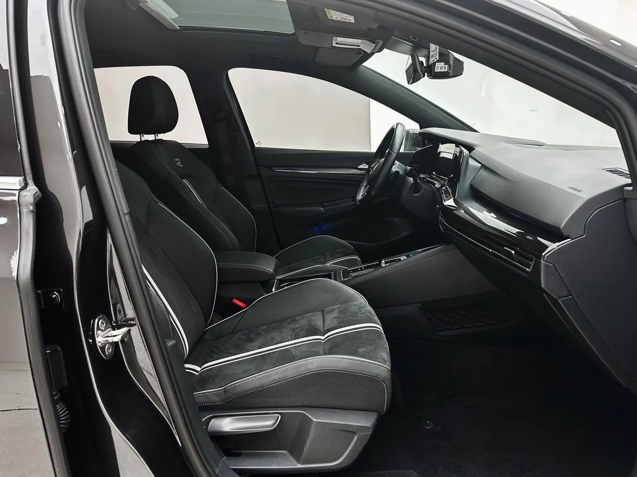 Volkswagen 2021 Golf 8 R-Line 1.4TSI 280TSI Automatic 16