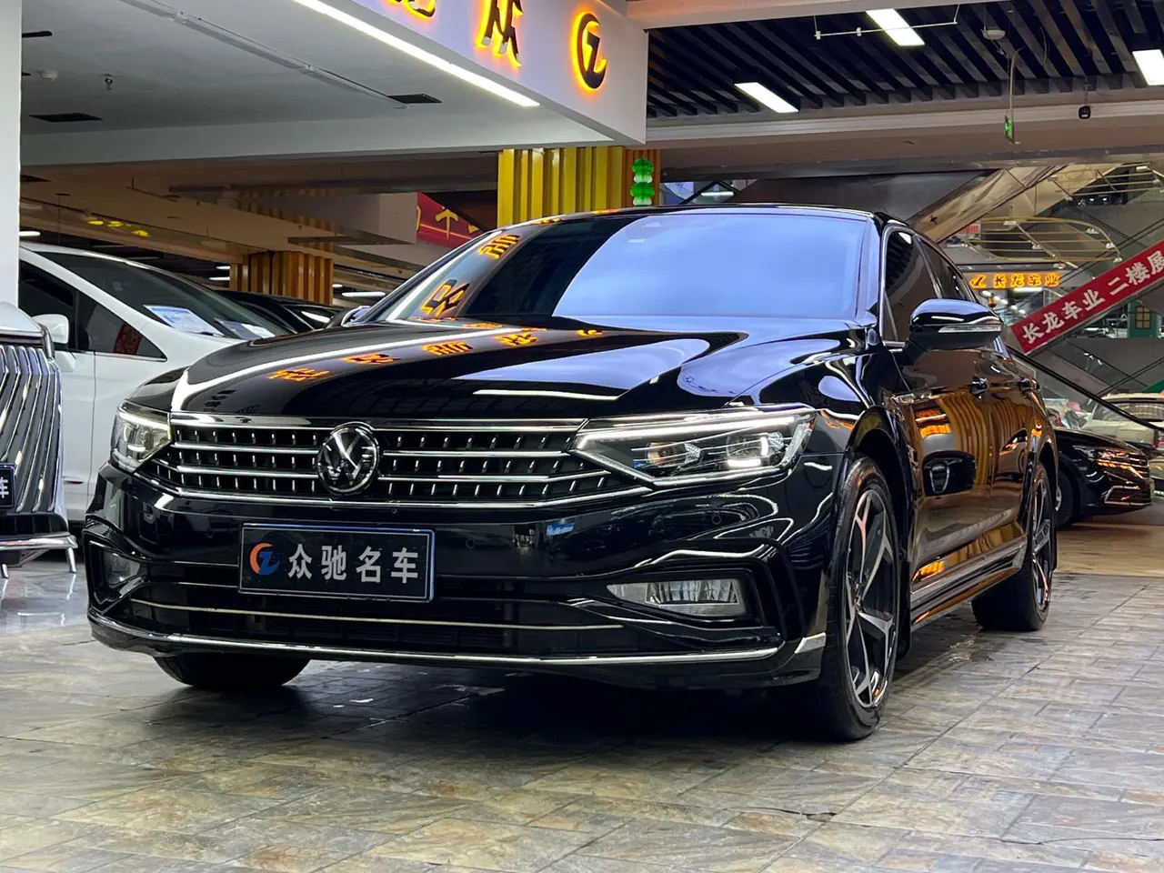 Volkswagen 2023 Magotan 2.0TSI 330TSI 2 million Commemorative Luxury Automatic Gear - View 1
