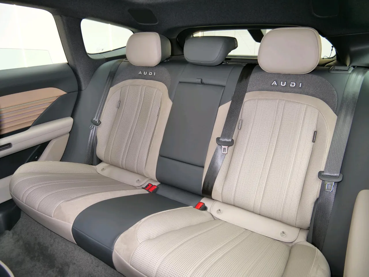 AUDI 2026 E5 Sportback Pioneer Plus Automatic 5