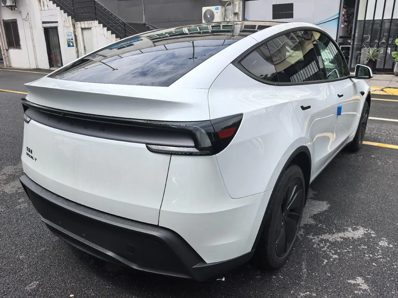 Tesla 2026 Model Y Rear-Wheel-Drive Automatic 7