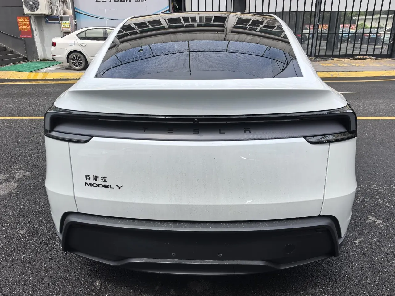 Tesla 2026 Model Y Rear-Wheel-Drive Automatic 8