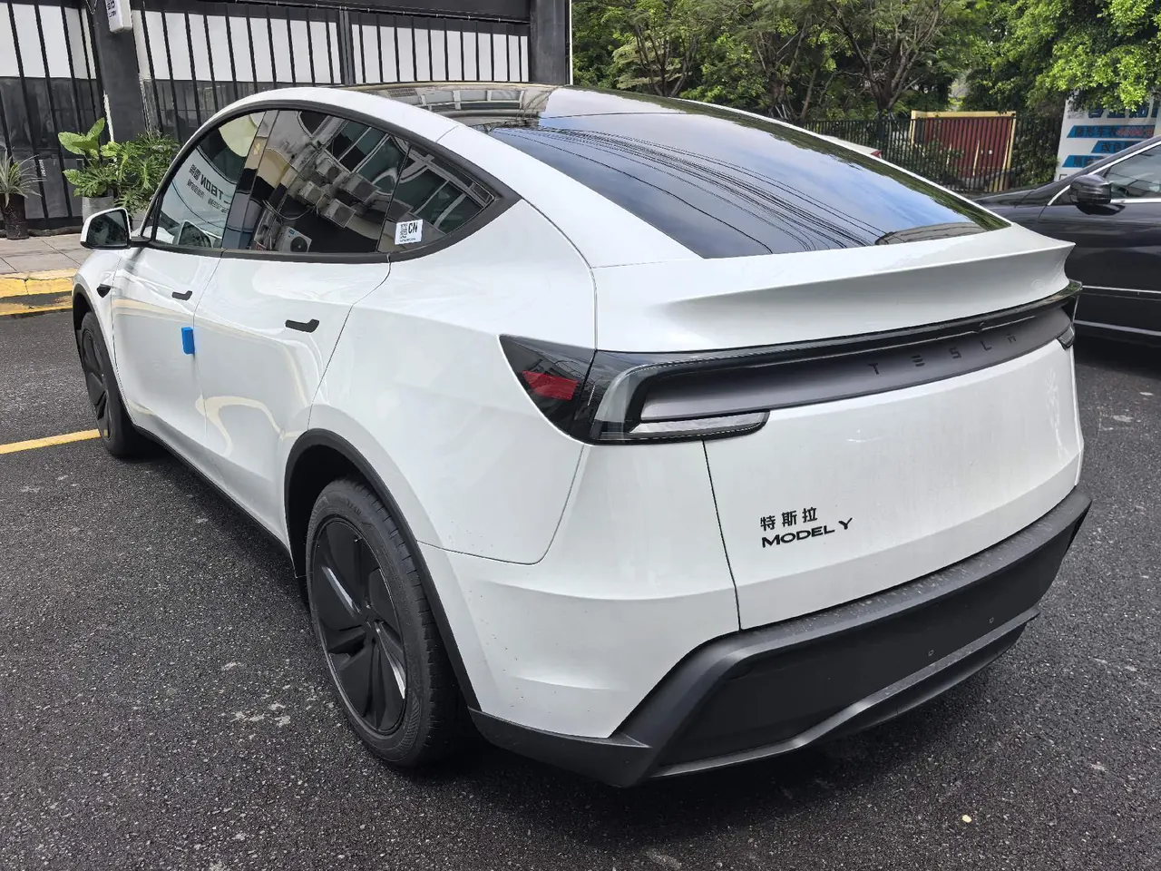 Tesla 2026 Model Y Rear-Wheel-Drive Automatic 9