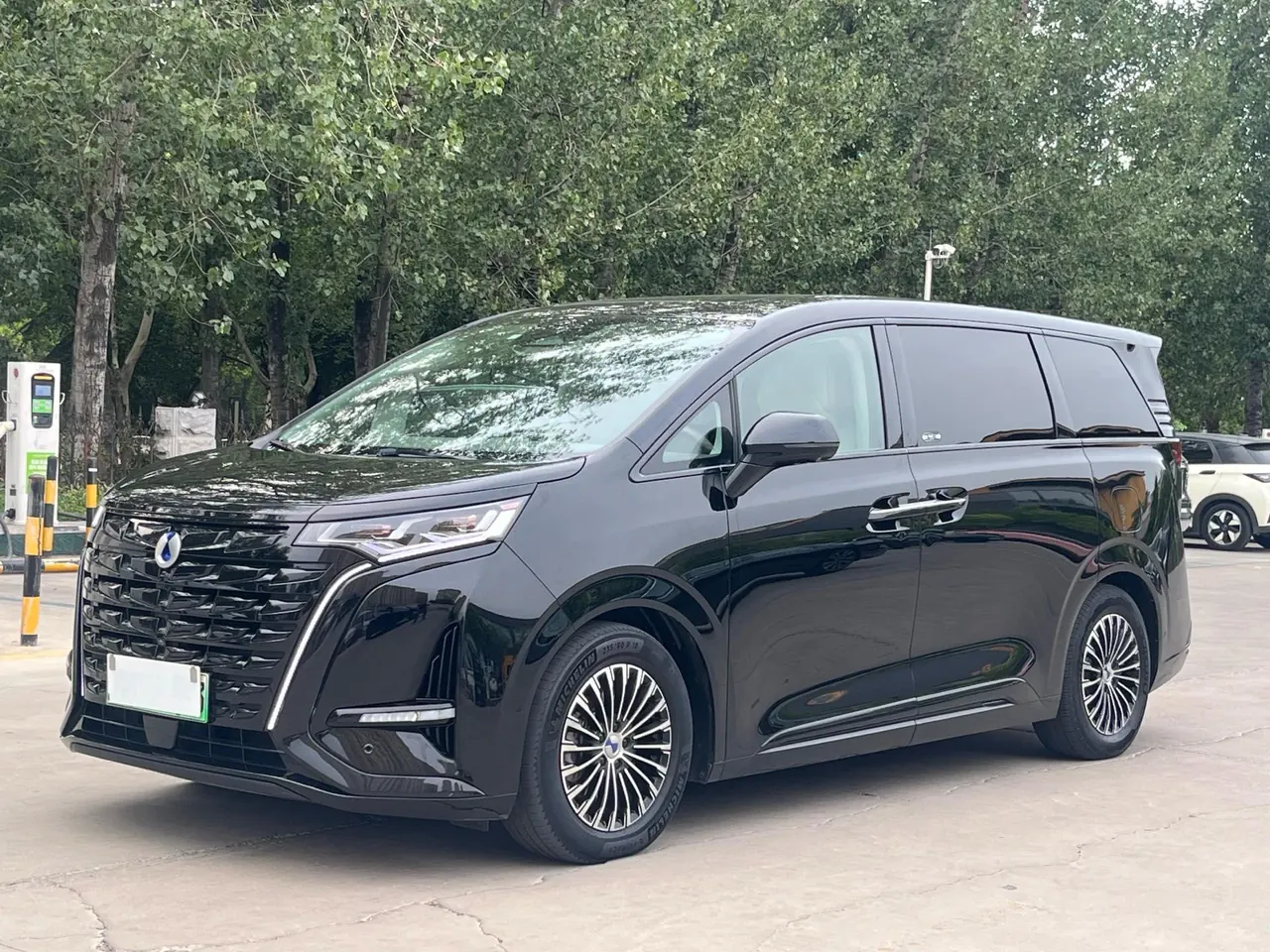打开图片灯箱:Denza 2022 Denza D9 DM-i 1.5T stepless 970 four-wheel drive flagship automatic gear