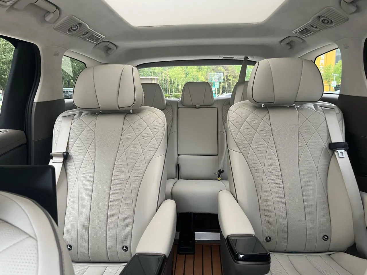 Denza 2022 Denza D9 DM-i 1.5T stepless 970 four-wheel drive flagship automatic gear 2