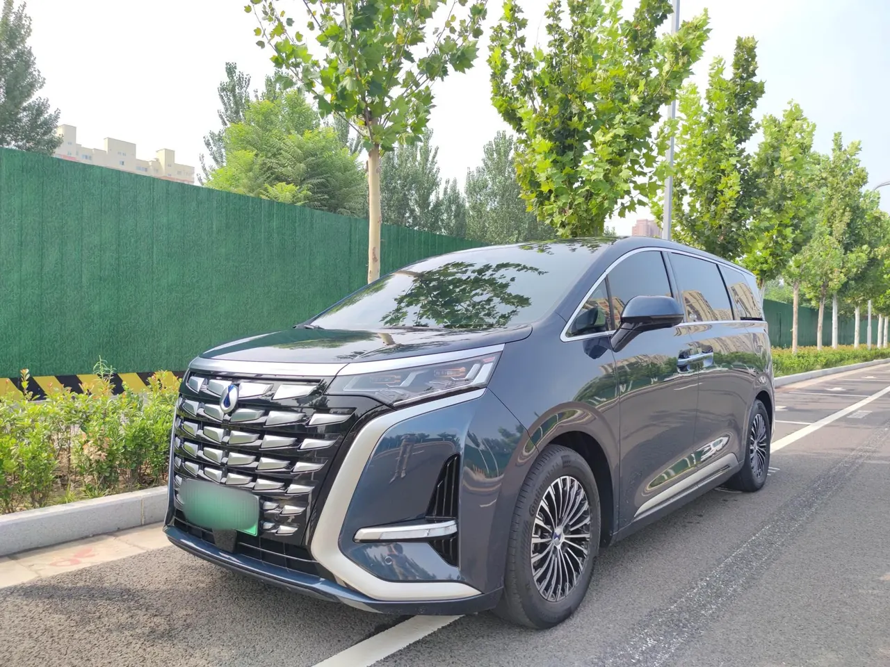 Denza 2022 Denza D9 DM-i 1.5T stepless 970 four-wheel drive flagship automatic gear - View 1