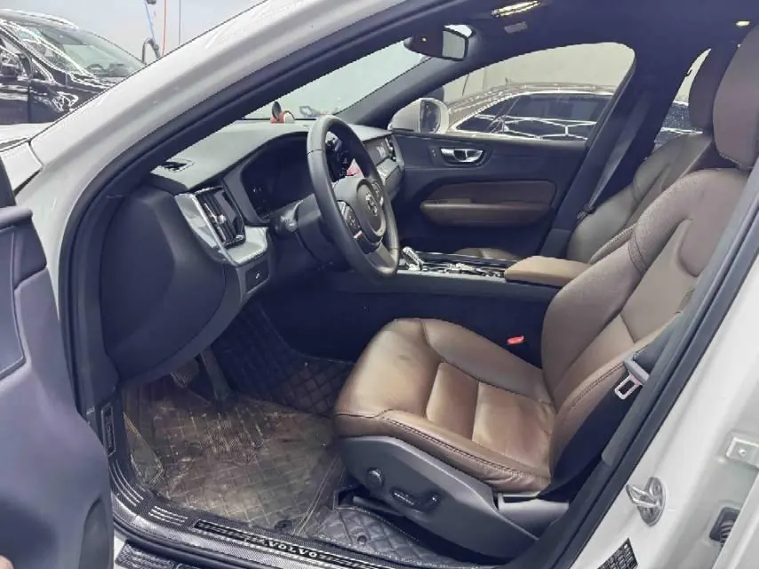 Volvo 2024 XC60 48V 2.0T B5 4-wheel-drive Zhiyi Deluxe Edition Automatic Gear 5