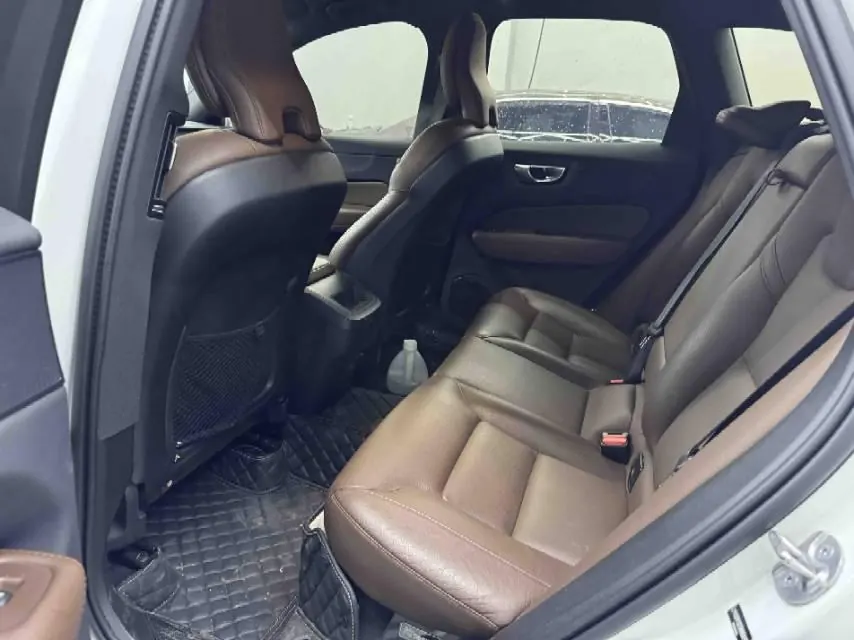 Volvo 2024 XC60 48V 2.0T B5 4-wheel-drive Zhiyi Deluxe Edition Automatic Gear 6