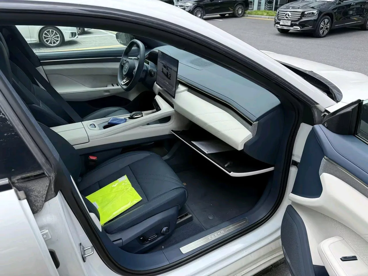 Zeekr 2025 Zeekr 001 YOU version 100kWh four-wheel drive automatic gear 4