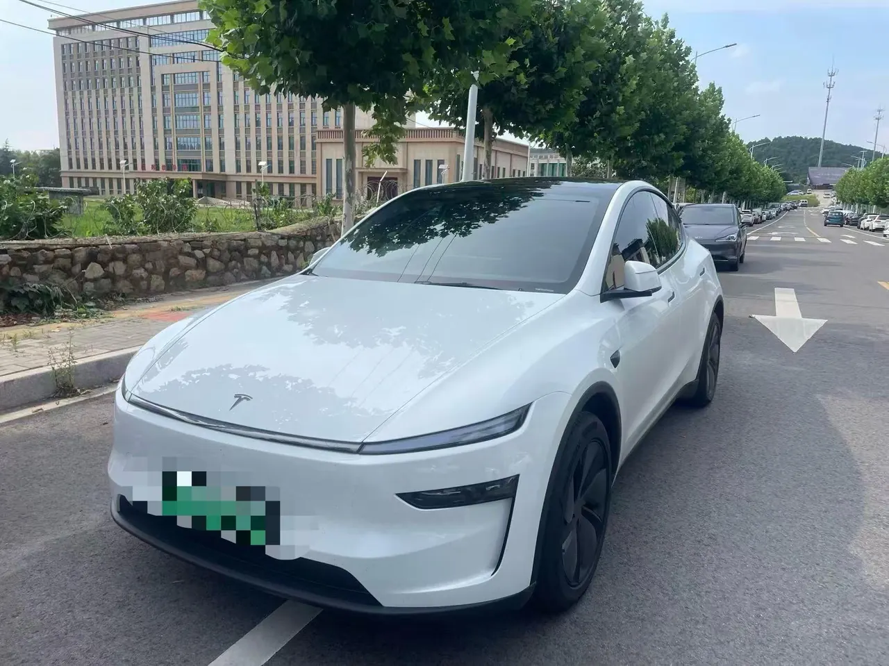 Tesla 2026 Model Y Long Range Rear-Wheel-Drive Automatic - View 1