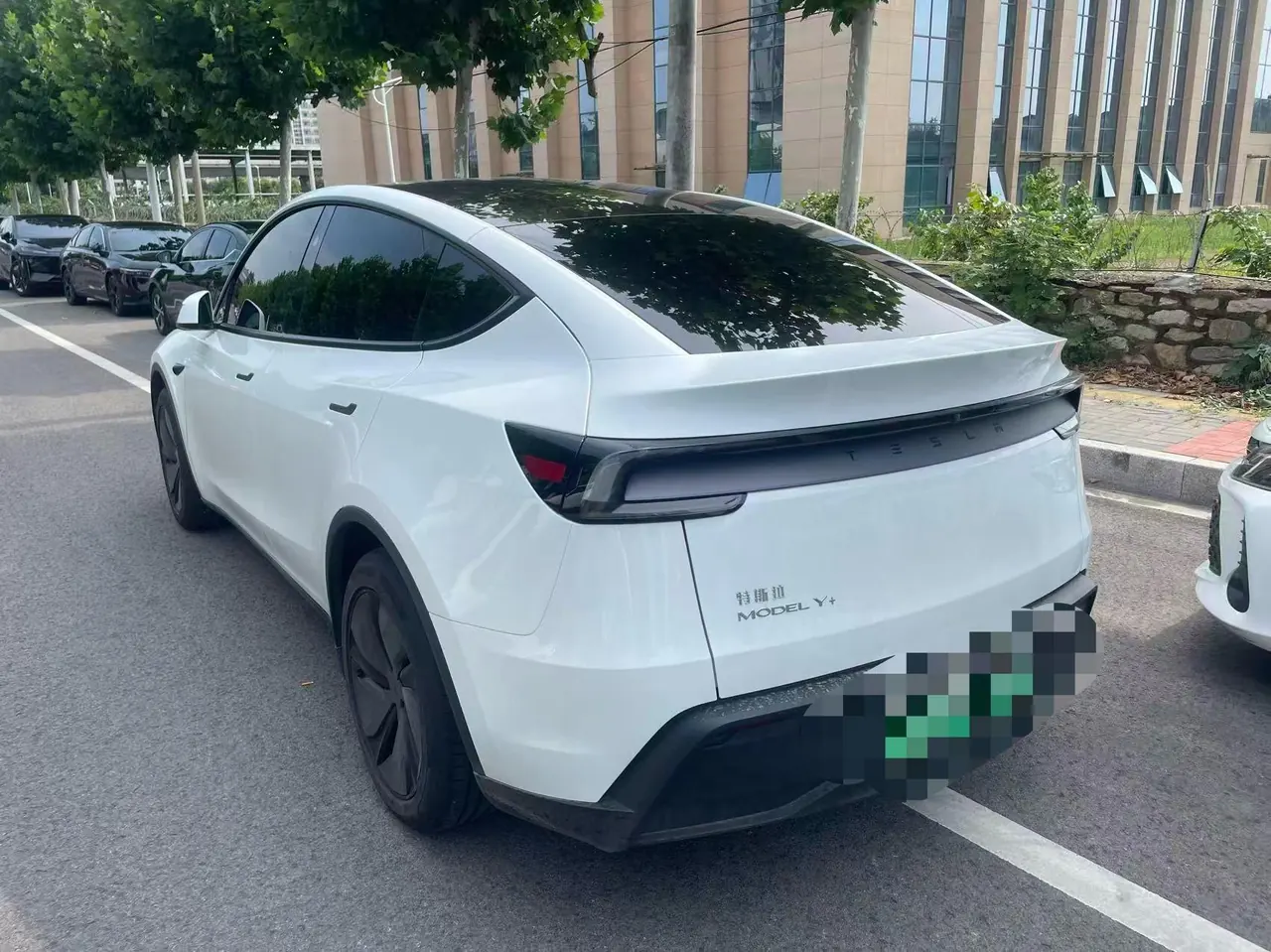Tesla 2026 Model Y Long Range Rear-Wheel-Drive Automatic 3