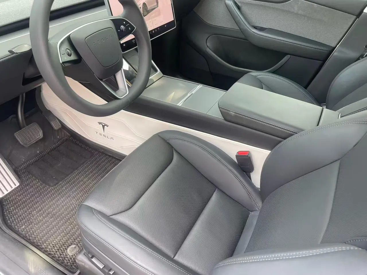 Tesla 2026 Model Y Long Range Rear-Wheel-Drive Automatic 5