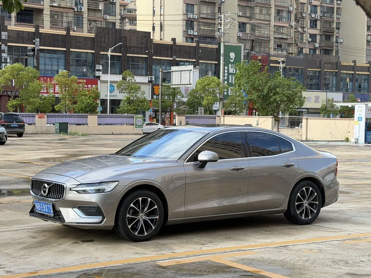 Открыть галерею: Volvo 2021 S60 2.0T T4 Zhiyi Deluxe Edition Automatic Gear