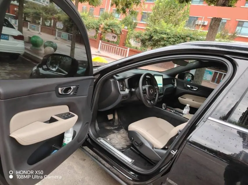 Volvo 2026 XC60 48V 2.0T B5 All-Wheel Drive Intelligent Luxury Edition Automatic Transmission 3