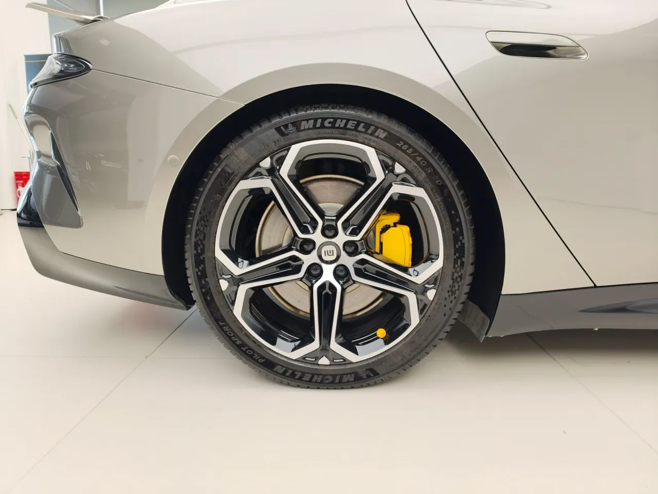 MI 2024 SU 7 750km Four-wheel Drive Max Founding Edition Automatic Gear 14
