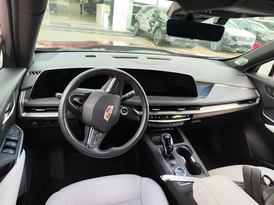 Cadillac 2024 XT4 48V 2.0T 28T two-wheel drive distinguished automatic gear 7
