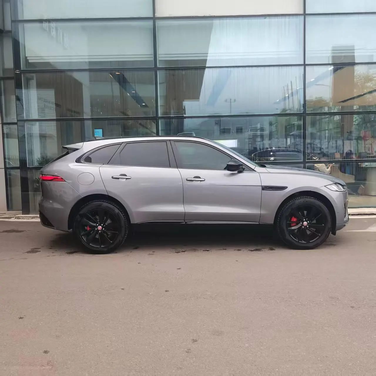 Jaguar F-PACE (Imported) 2023 F-PACE 2.0T P250 R-Dynamic BLACK Automatic Gear 5