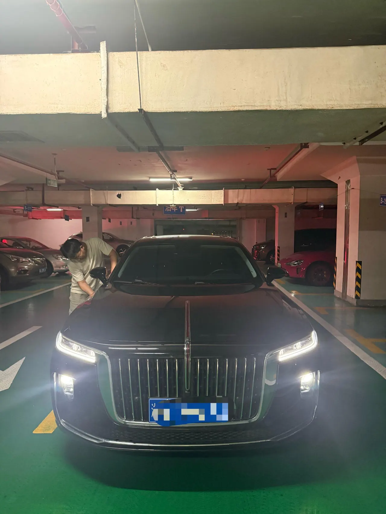 HongQi 2020 H9 48V 2.0T Zhilian Flag Yue Edition Automatic Gear 2