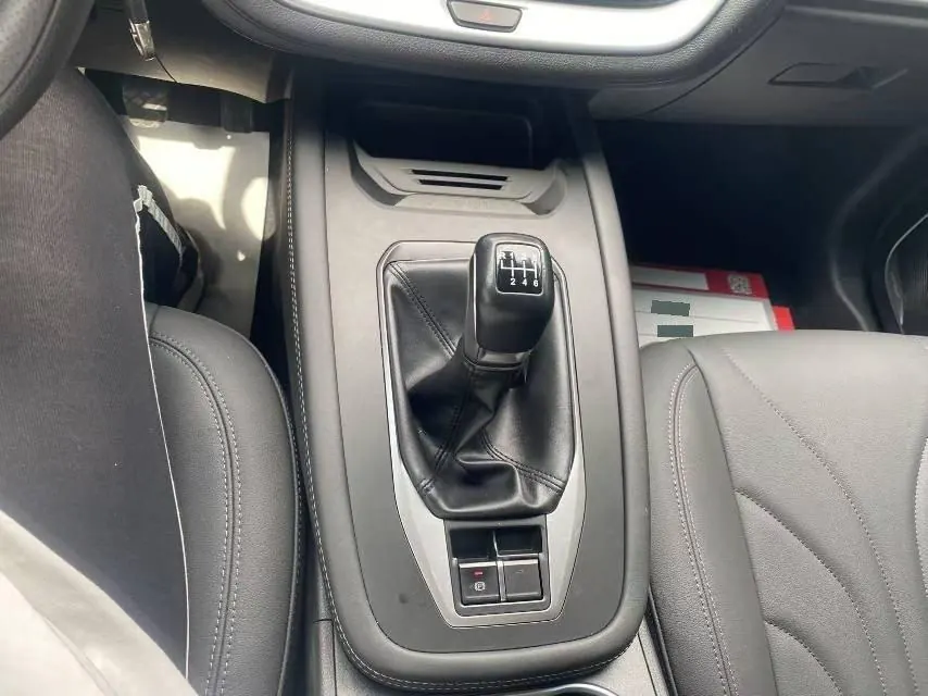 Jetour 2022 X70M 1.5T avant-garde partner 7-seat manual gear 12