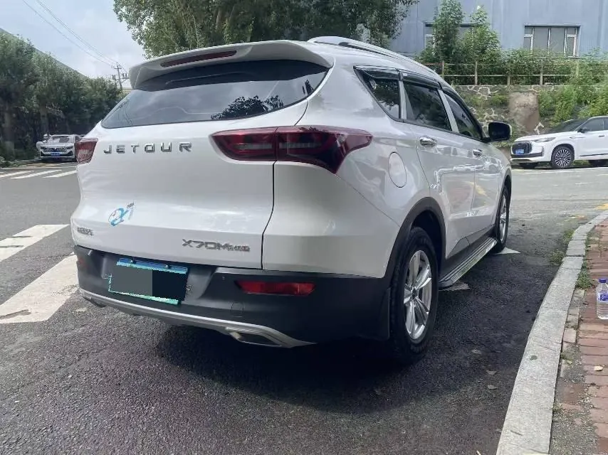 Jetour 2022 X70M 1.5T avant-garde partner 7-seat manual gear 4