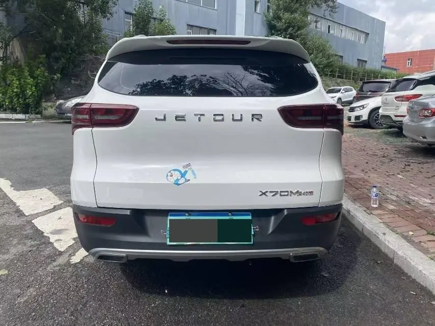 Jetour 2022 X70M 1.5T avant-garde partner 7-seat manual gear 5