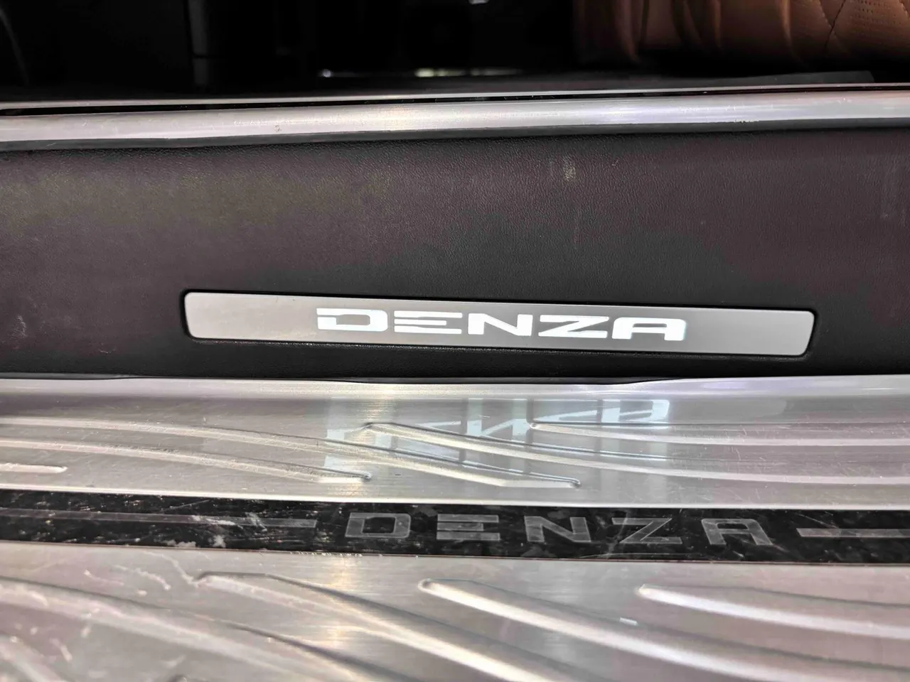Denza 2024 Denza D9 DM-i 1.5T stepless 980 four-wheel drive distinguished automatic gear 14