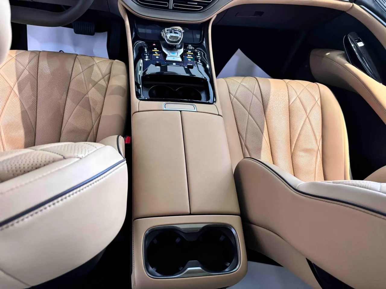 Denza 2024 Denza D9 DM-i 1.5T stepless 980 four-wheel drive distinguished automatic gear 6