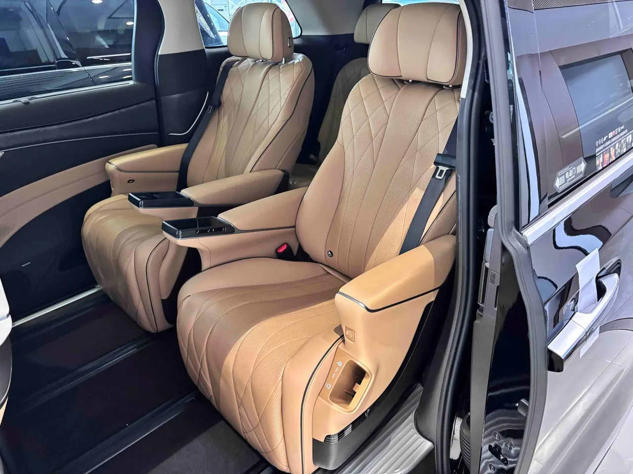 Denza 2024 Denza D9 DM-i 1.5T stepless 980 four-wheel drive distinguished automatic gear 9
