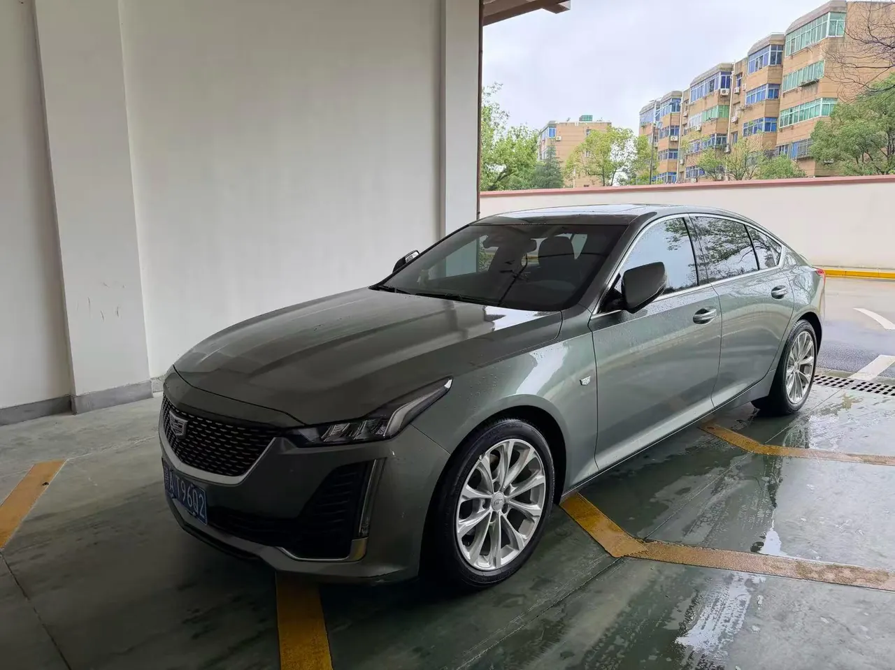 Открыть галерею: Cadillac 2022 CT5 2.0T 28T fashion automatic gear