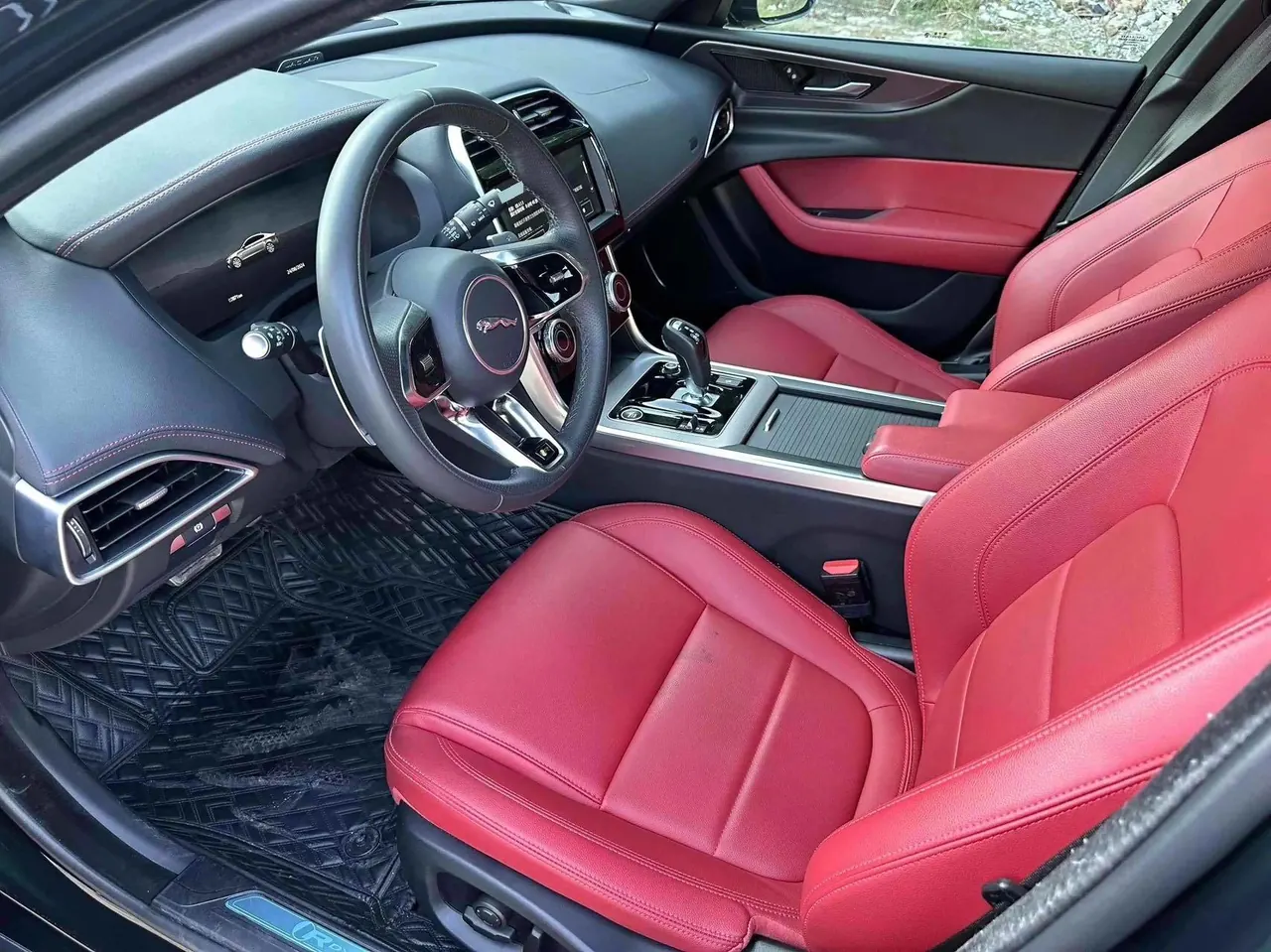 Jaguar 2024 XEL 2.0T 250PS R-DYNAMIC S Yao Black Sports Edition Automatic Gear 7