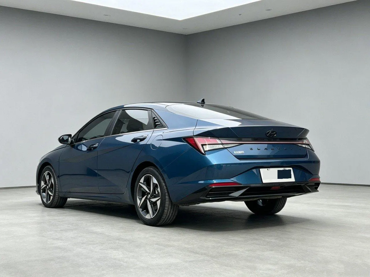 Hyundai 2022 Elantra -3-compartment 1.5 stepless LUX premium automatic gear 6