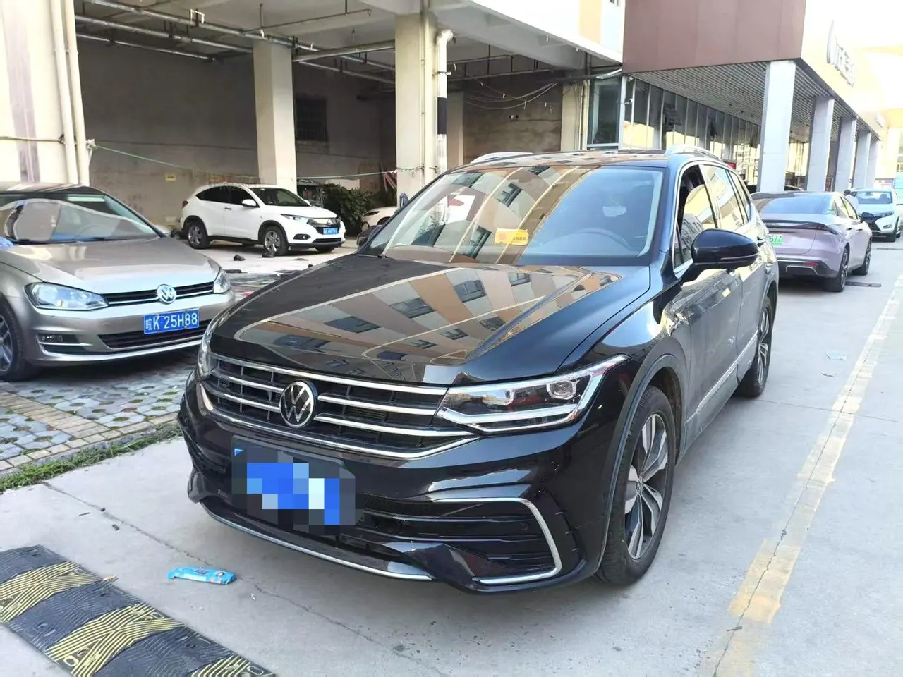 Volkswagen 2024 Tiguan L R-Line 2.0TSI 330TSI Two‑wheel‑drive R‑Line Dragon Glory Edition Automatic - View 1