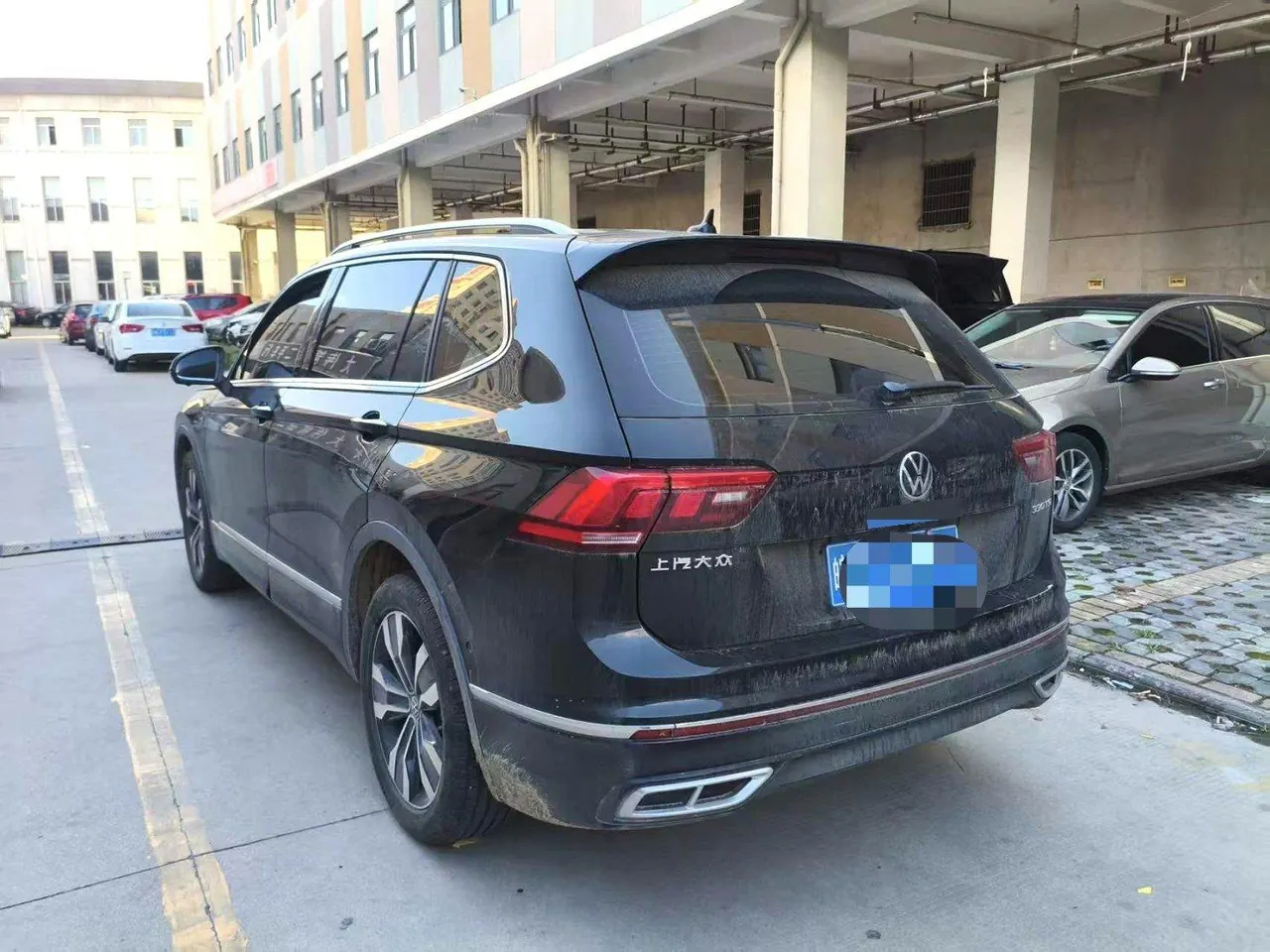 Volkswagen 2024 Tiguan L R-Line 2.0TSI 330TSI Two‑wheel‑drive R‑Line Dragon Glory Edition Automatic 3