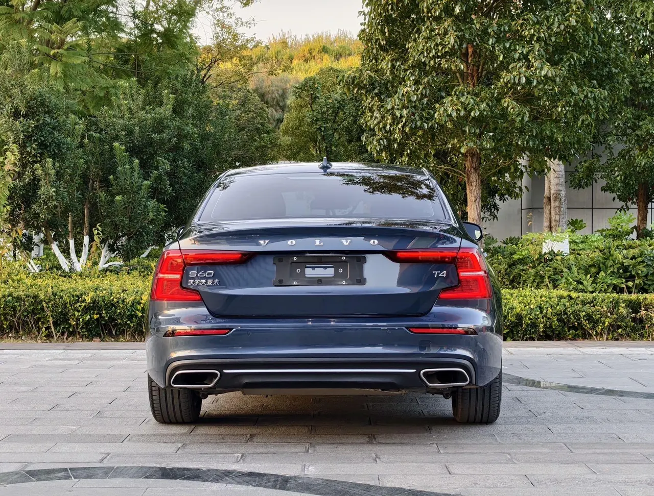 Volvo 2021 S60 2.0T T4 Zhiyi Deluxe Edition Automatic Gear 8