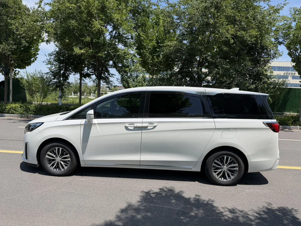 Buick 2023 GL8 ES Lu Zun 48V 2.0T 653T Comfortable Automatic Gear 8