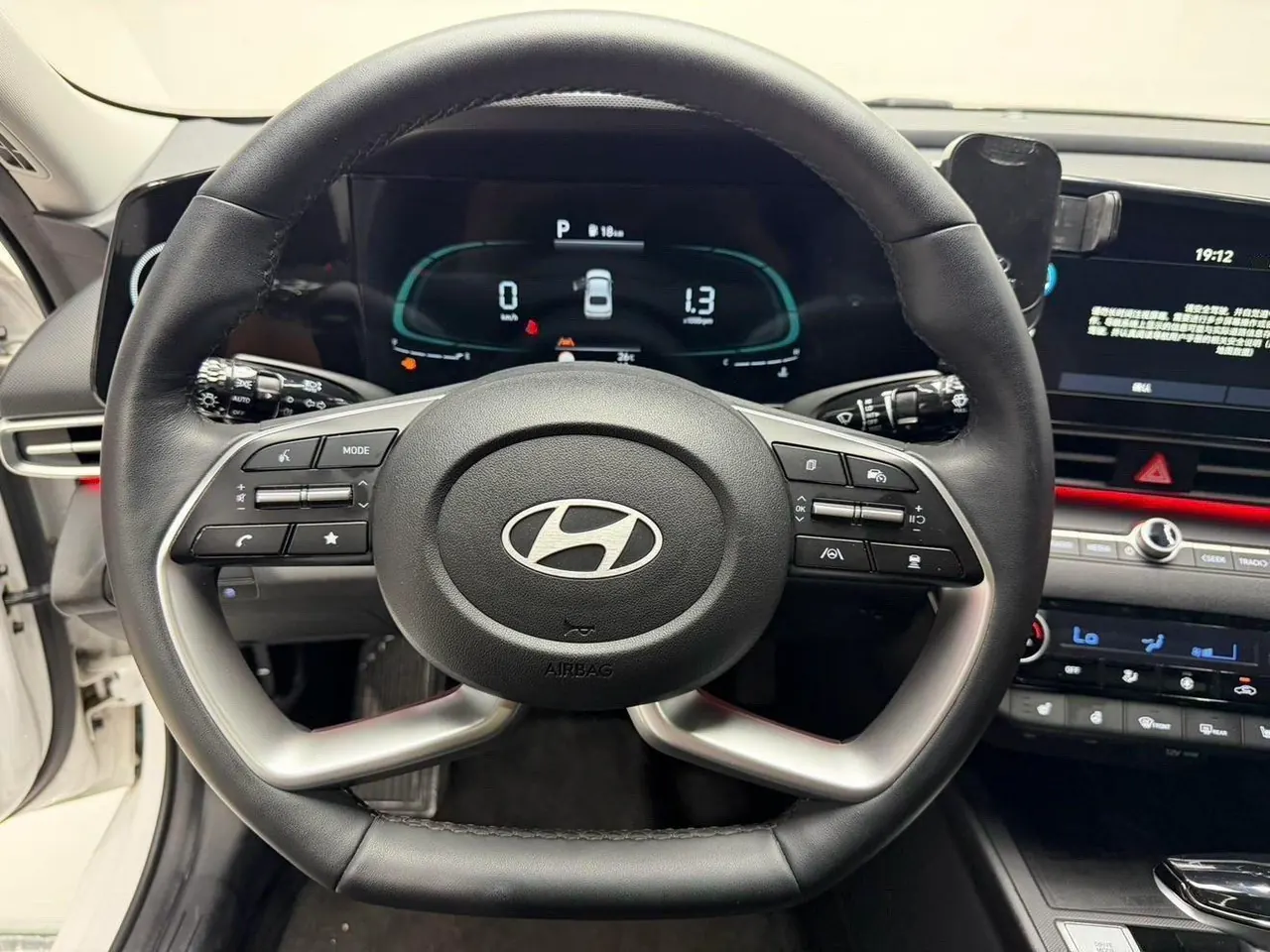 Hyundai 2023 Elantra -3-compartment 1.5 stepless LUX premium automatic gear 7