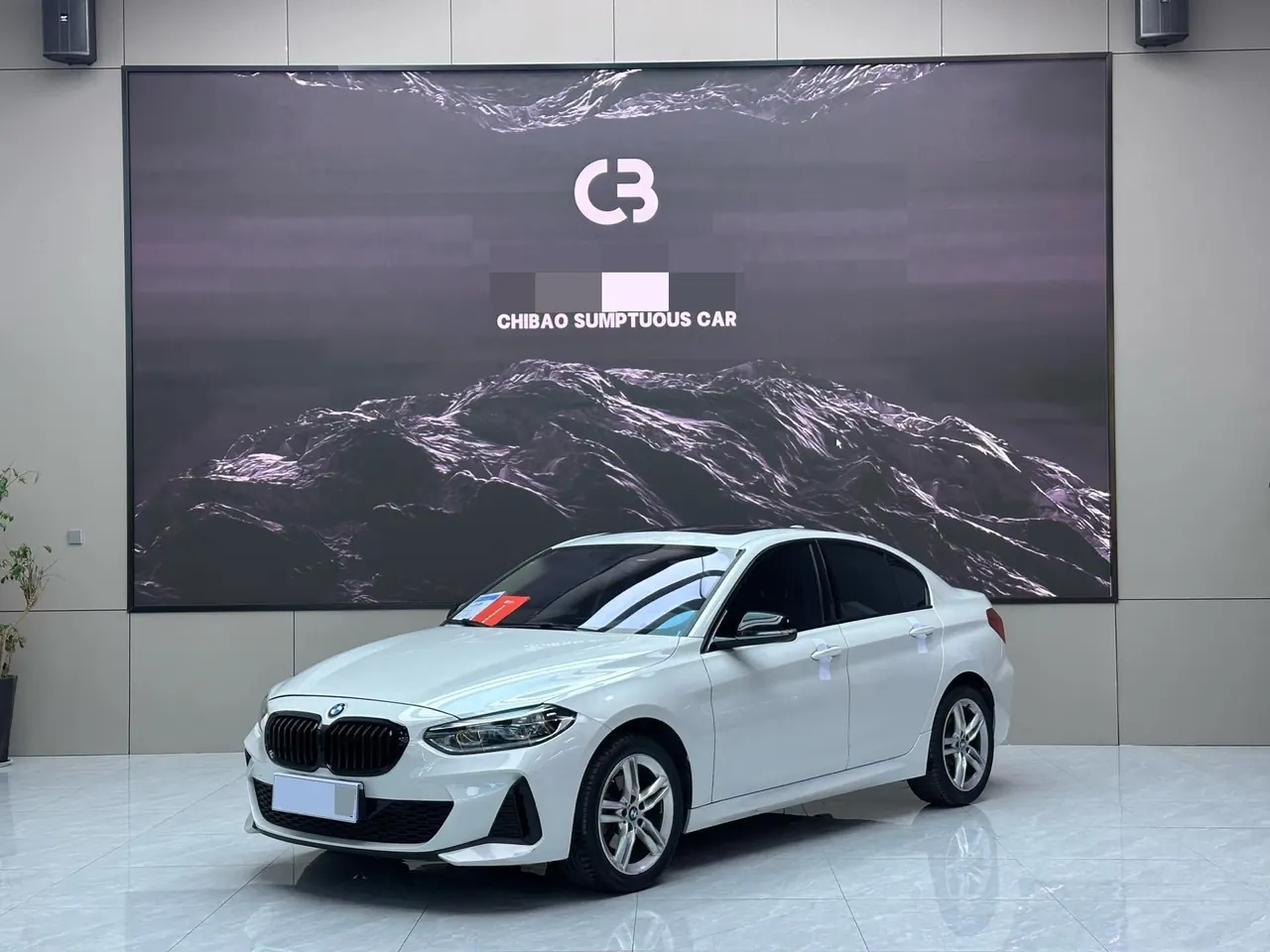 Открыть галерею: BMW 1 Series 2021 120i 1.5T M Sport Night Edition (facelift) Automatic