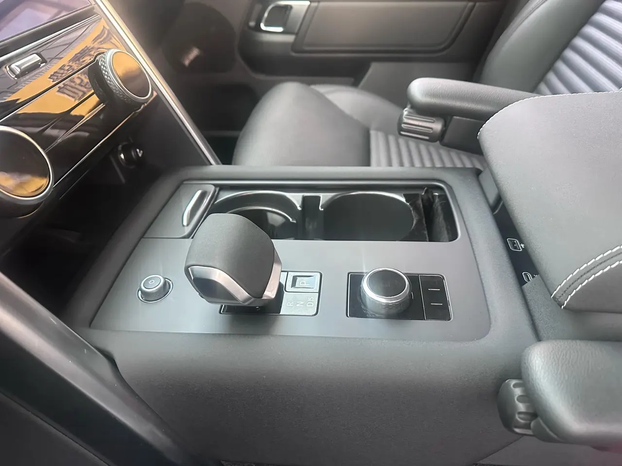 Land Rover found (imported) 2024 found 5 48V 3.0T 360PS S automatic gear 5