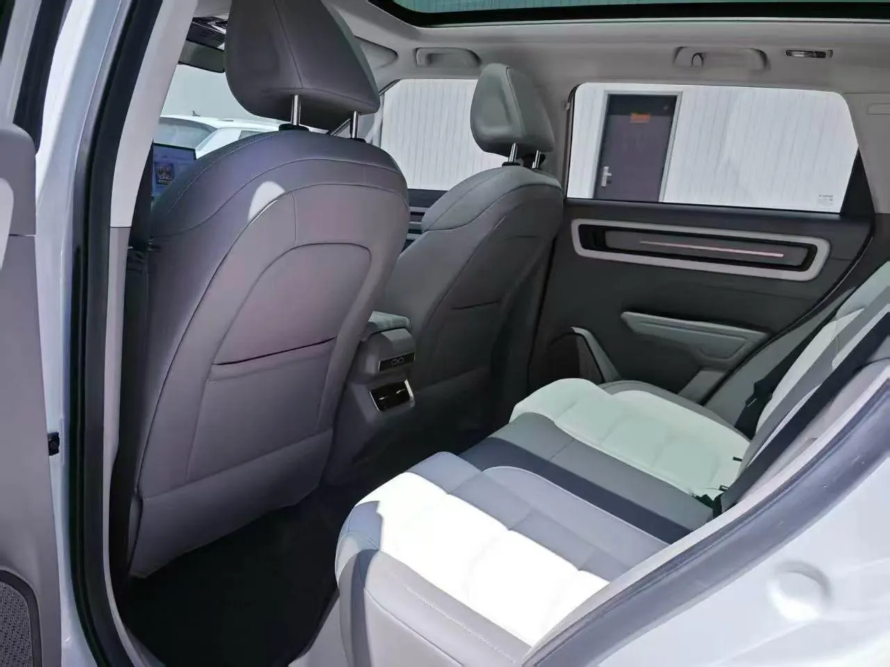 Geely 2026 model Icon 1.5TD Chocolate Elegant Edition, automatic transmission 3